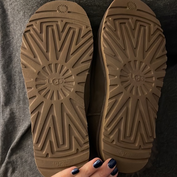 LOWEST!- Size 9 bailey button excellent condition Uggs. - Picture 7 of 15